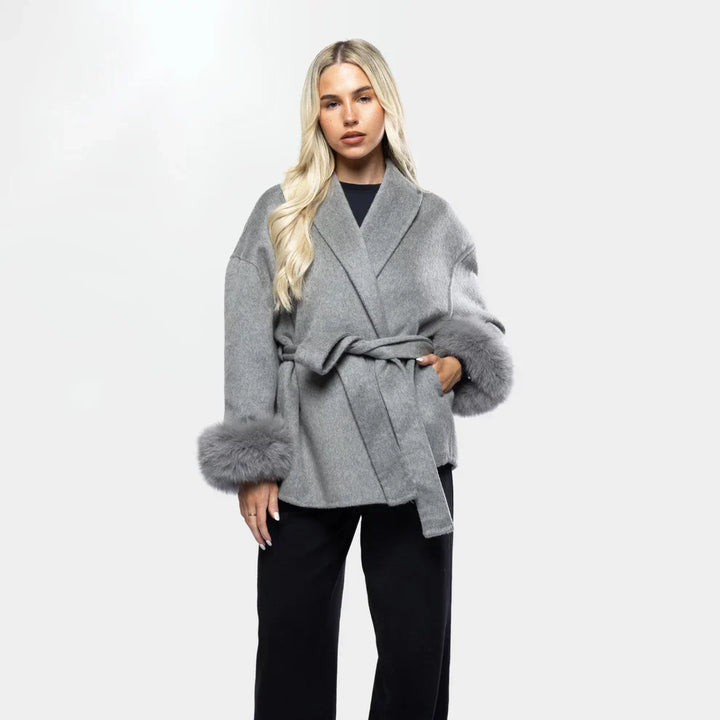 Drune | Wolljacke mit Gürtel und Fake Fur Manschetten