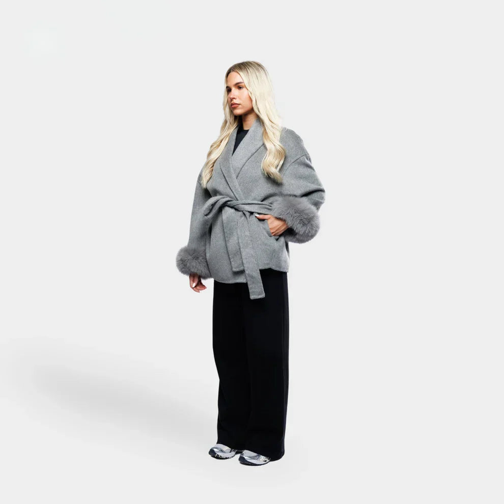 Drune | Wolljacke mit Gürtel und Fake Fur Manschetten