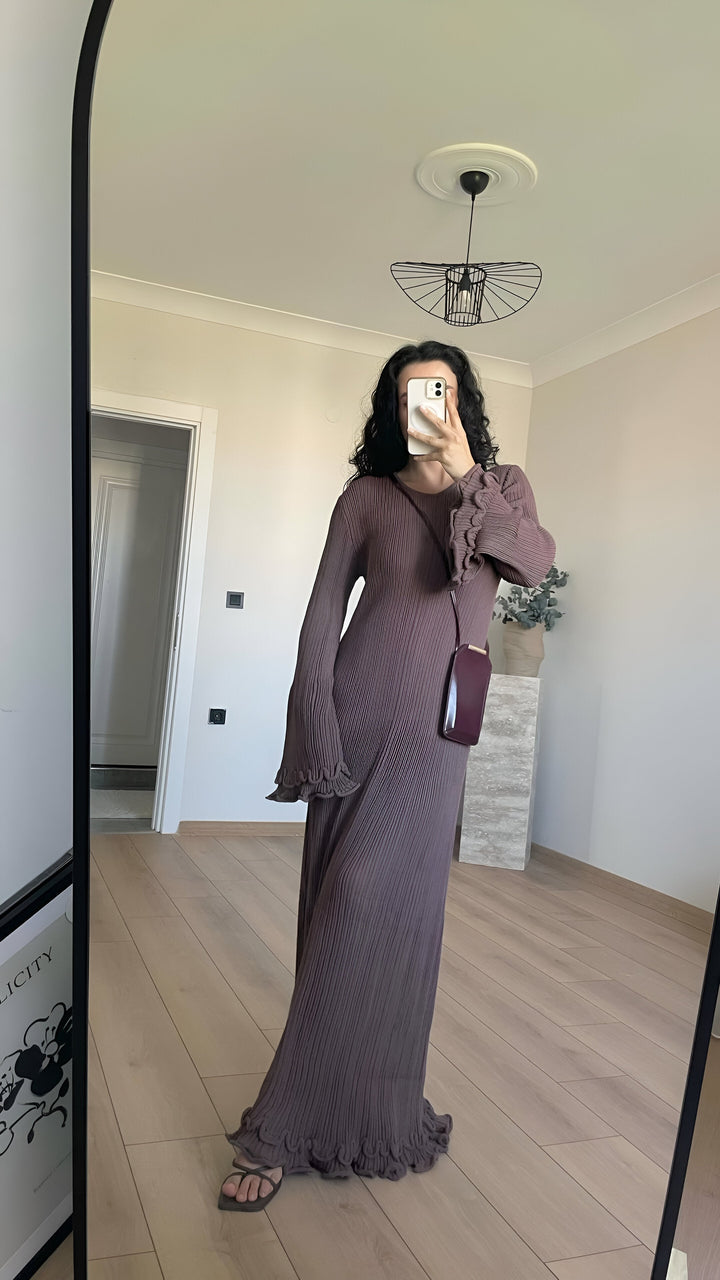 Drune | Elegantes Weißes Strickkleid mit Volant-Saum
