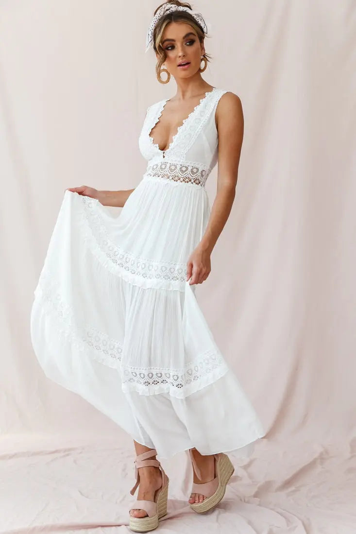 Drune | Weißes Boho Maxikleid Mit Häkeleinsätzen & Tiefem V-Ausschnitt