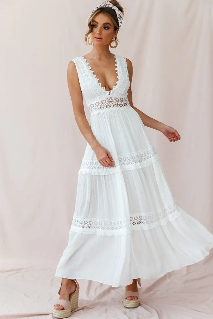 Drune | Weißes Boho Maxikleid Mit Häkeleinsätzen & Tiefem V-Ausschnitt