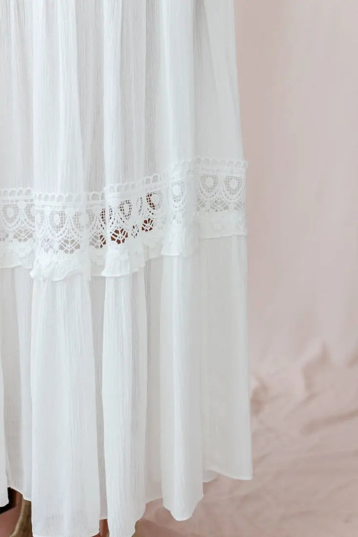 Drune | Weißes Boho Maxikleid Mit Häkeleinsätzen & Tiefem V-Ausschnitt
