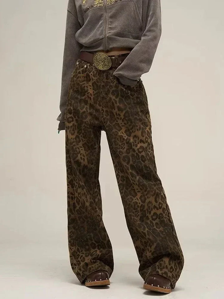 Frau trägt Jeans mit Leopardenmuster, die ihrem Outfit eine mutige und stilvolle Note verleihen.