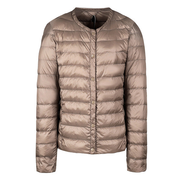 Drune | Elegance Essential" kragenlose kompakte Daunenjacke