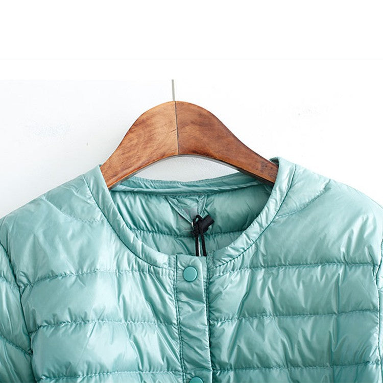 Drune | Elegance Essential" kragenlose kompakte Daunenjacke