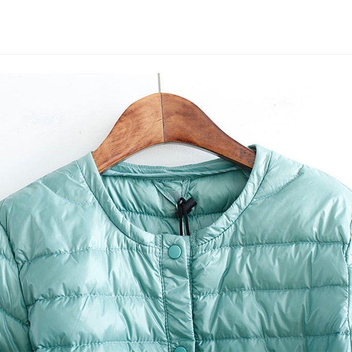 Drune | Elegance Essential" kragenlose kompakte Daunenjacke