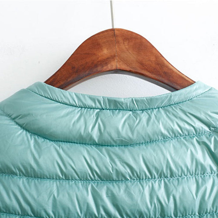 Drune | Elegance Essential" kragenlose kompakte Daunenjacke