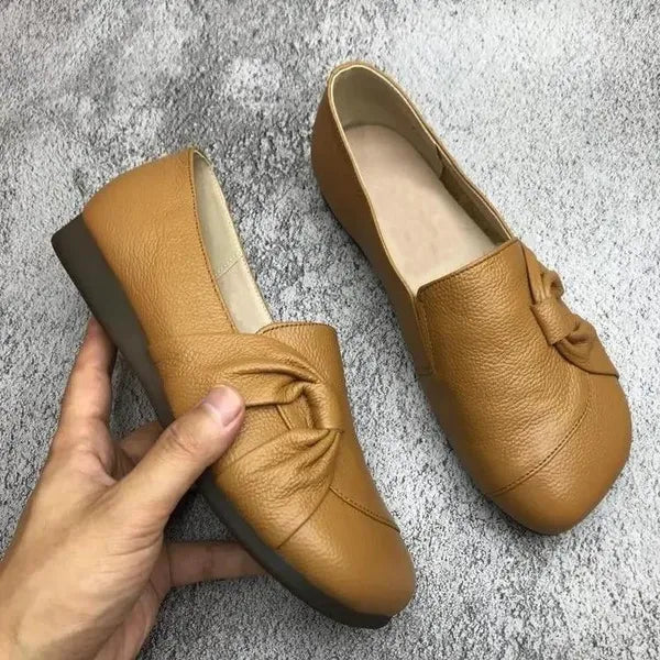 Drune | Klassische Leder Slipper mit Knopfdetails für Frauen