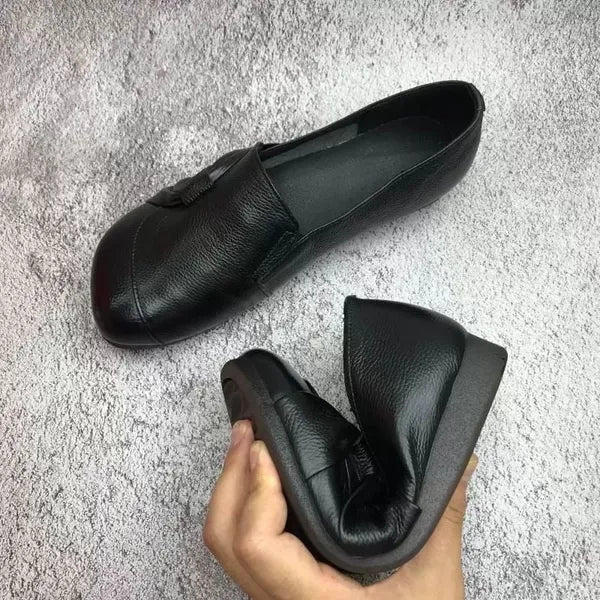 Drune | Klassische Leder Slipper mit Knopfdetails für Frauen