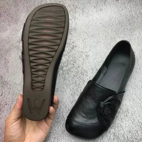 Drune | Klassische Leder Slipper mit Knopfdetails für Frauen