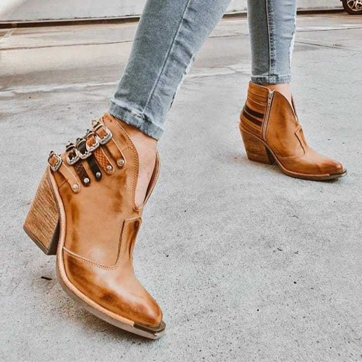 Drune | Stiefel mit Nieten und Klobigem Schnallenverschluss