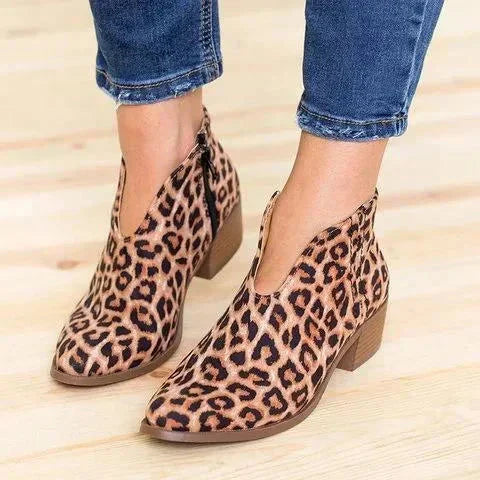 Drune | Damen Wildleder Ankle Boots mit Niedrigem Blockabsatz, V-förmiges Design, Reißverschluss