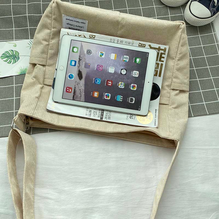 Drune | Weite Corduroy Schultertasche