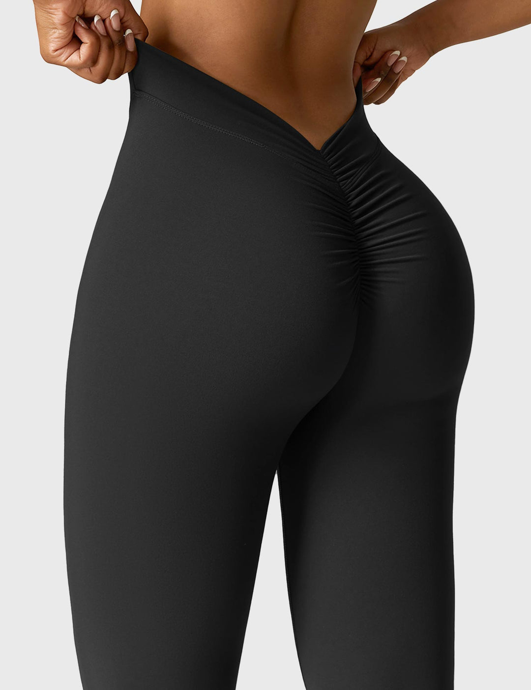 Drune | Ausgestellte Leggings mit V-Ausschnitt