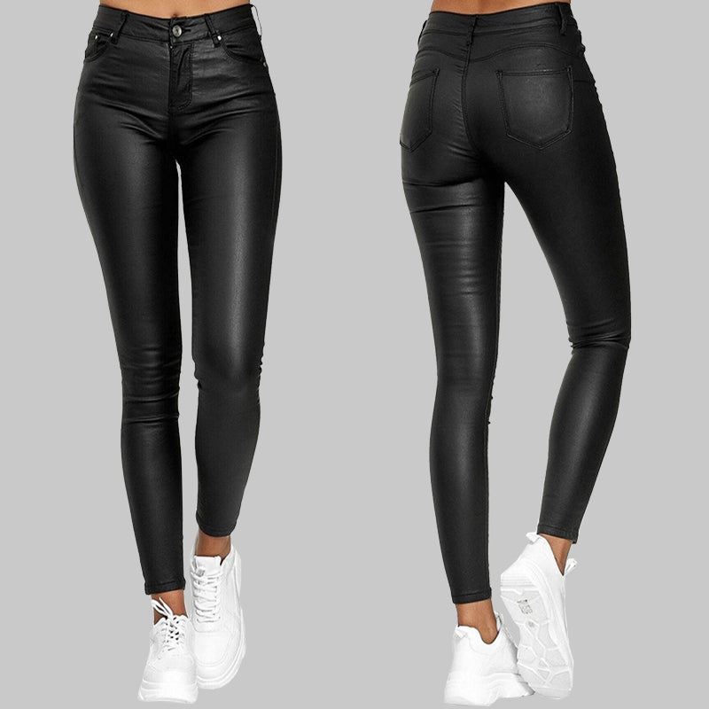 Vorder- und Rückseite einer Frau in schwarzen Röhrenjeans aus Leder