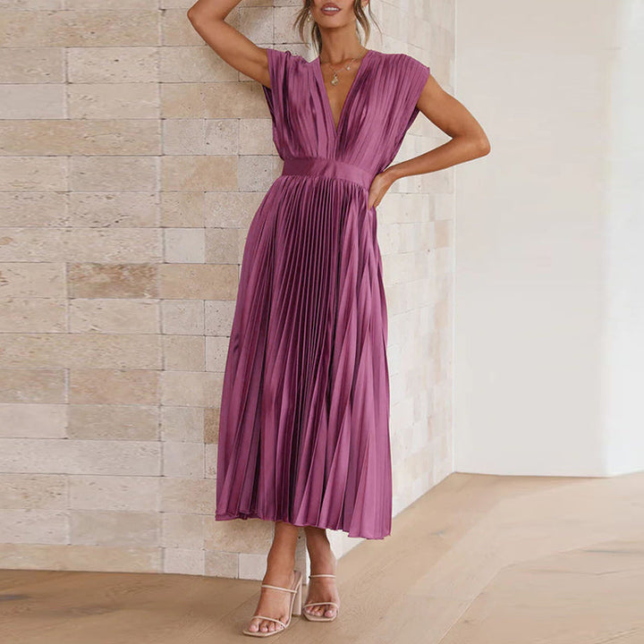 Model in einem paars kleid mit v-ausschnitt