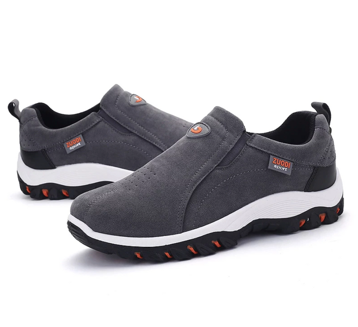 Grau orthopädische schuhe auf einem weißen hintergrund