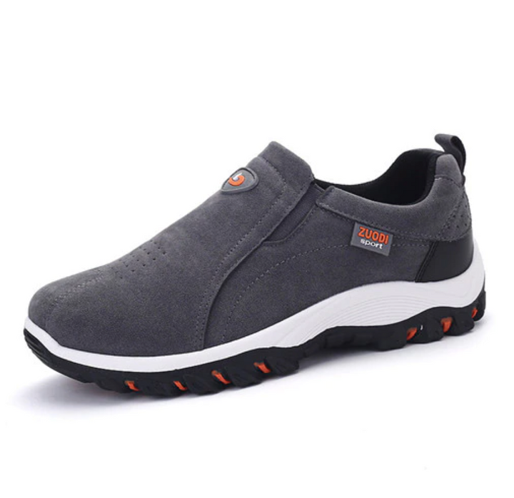 Grau orthopädische wanderschuhe auf einem weißen hintergrund