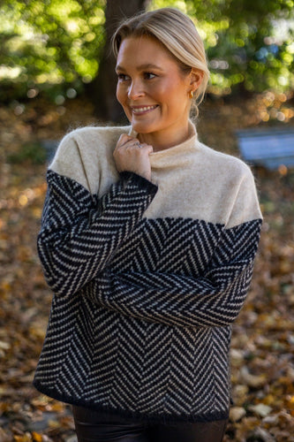 Drune – Stylischer Pullover mit hohem Kragen